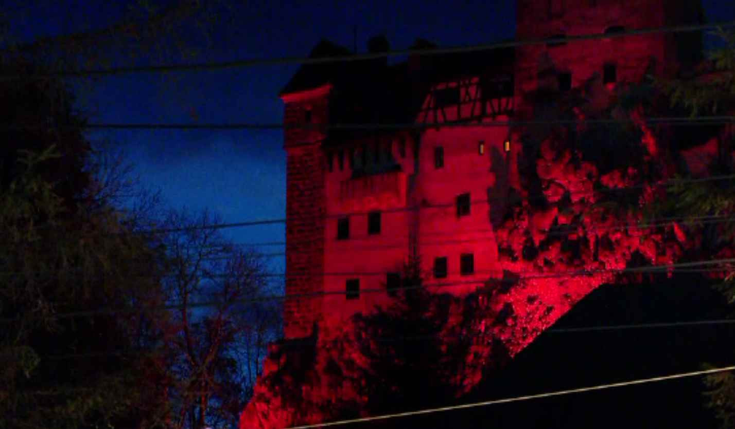 Petrecerea miliardarilor planetei de la Castelul Bran a adus mii de curioși. S-au format cozi kilometrice, după Halloween