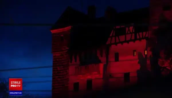 Petrecerea miliardarilor planetei de la Castelul Bran a adus mii de curioși. S-au format cozi kilometrice, după Halloween