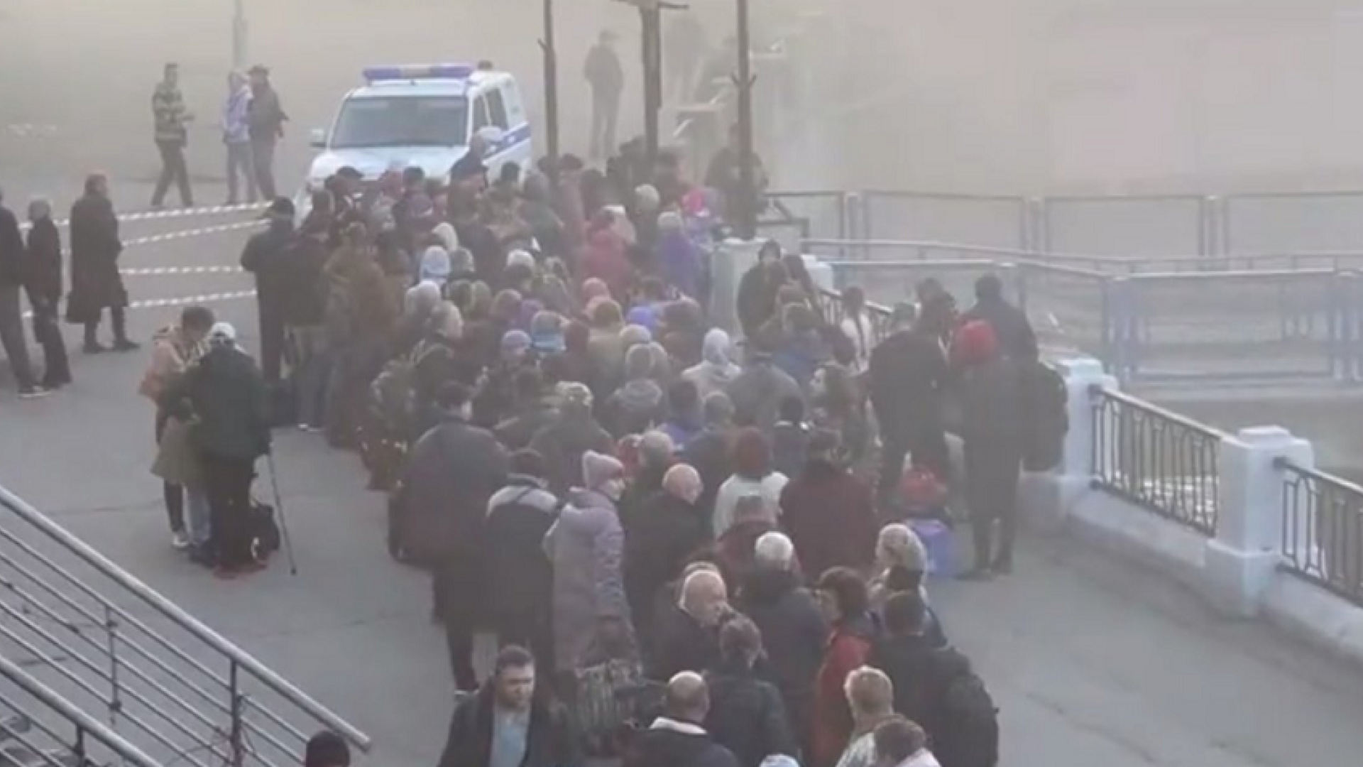 Oamenii din Kiev au stat la coadă pentru apă, după ce rușii au lovit instalaţii cheie din toată ţara. VIDEO