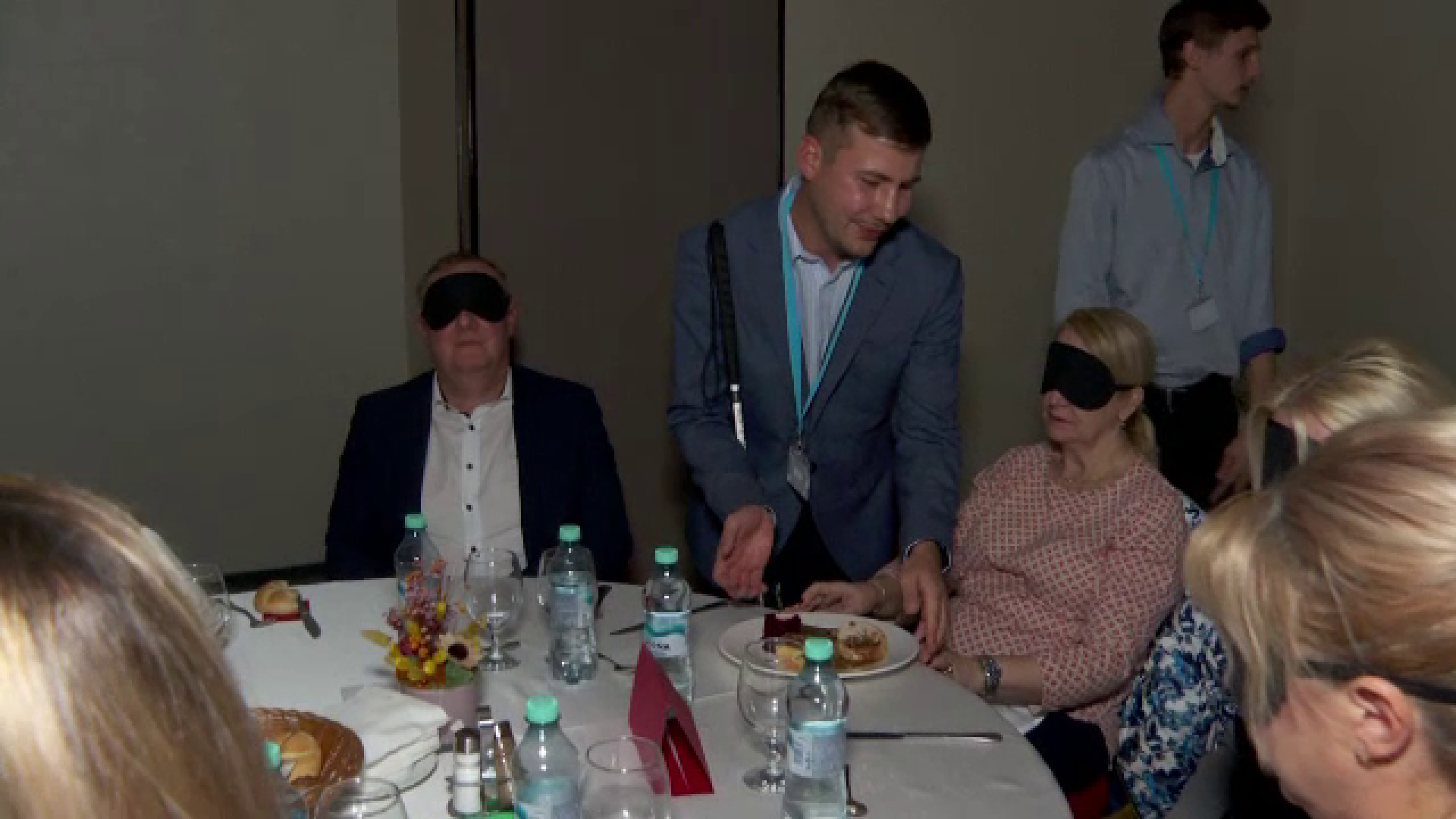 Experiment inedit la Iași. Zeci de persoane au trecut prin senzațiile oamenilor cu deficiențe de vedere. VIDEO