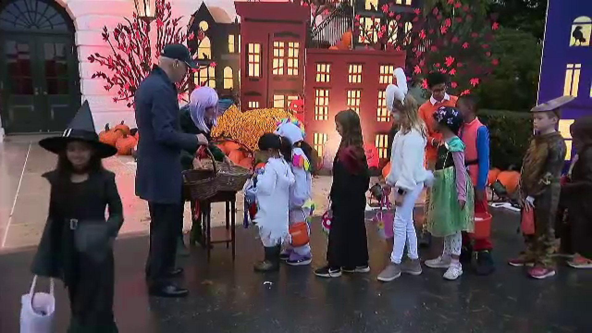 Copiii din Statele Unite au ieşit luni la colindat cu ocazia Halloweenului. Care au fost cele mai reușite costume | Video