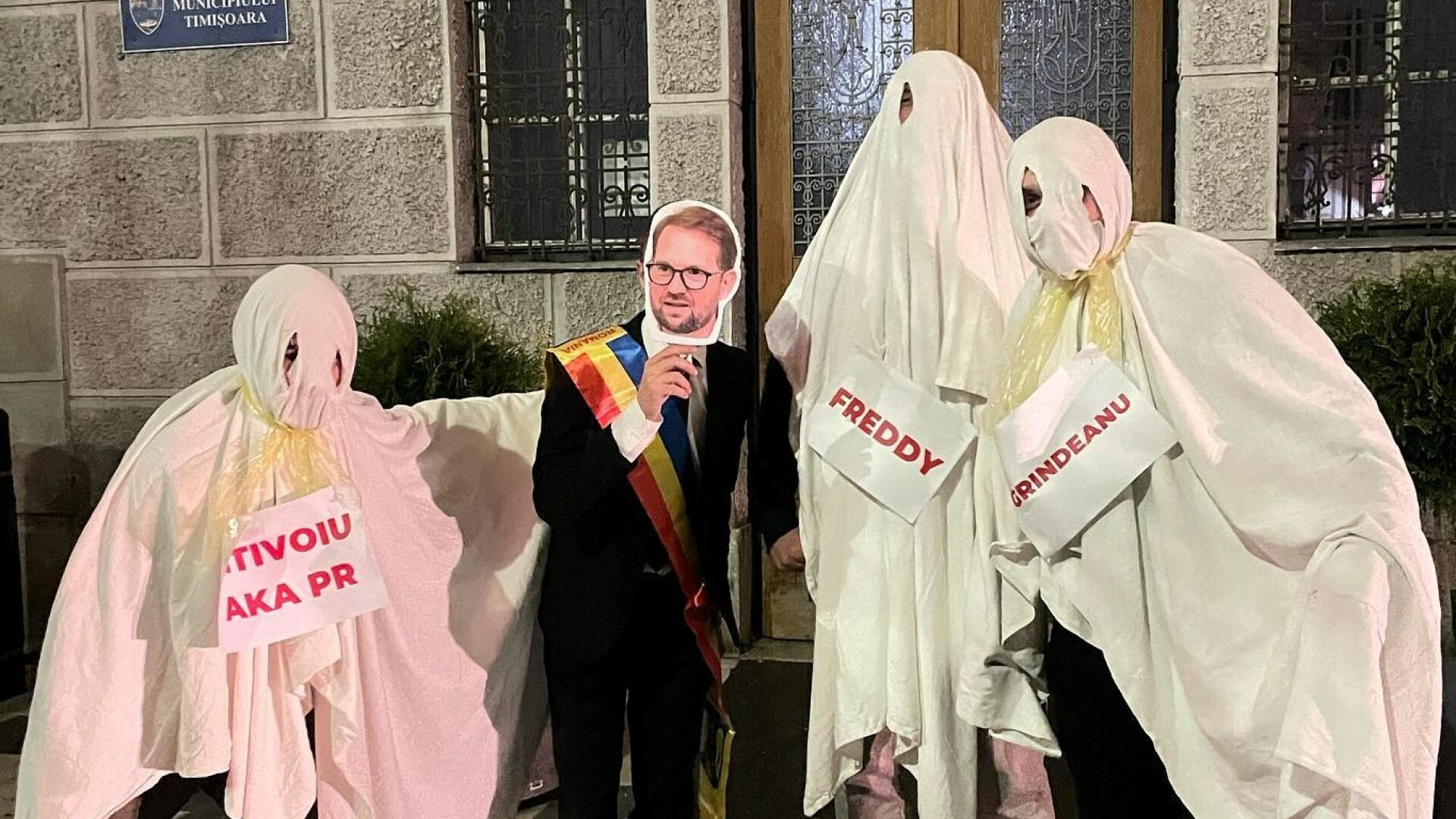 ”Primăria Groazei”. Elevii liberali din Timişoara au colindat de Halloween costumaţi în Dominic Fritz sau Sorin Grindeanu