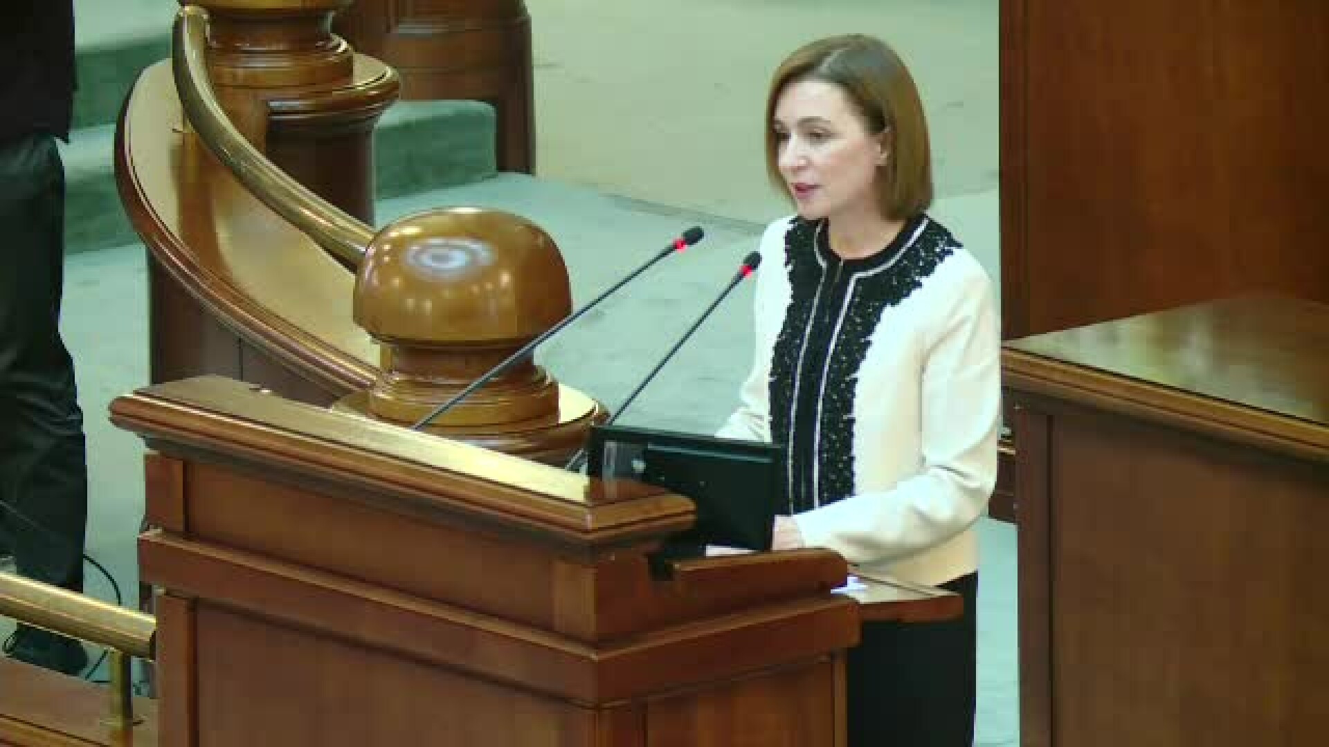 Maia Sandu, discurs dramatic în România: Avem nevoie de ajutor. Hoții și partidele proruse sunt gata să dea foc la țară