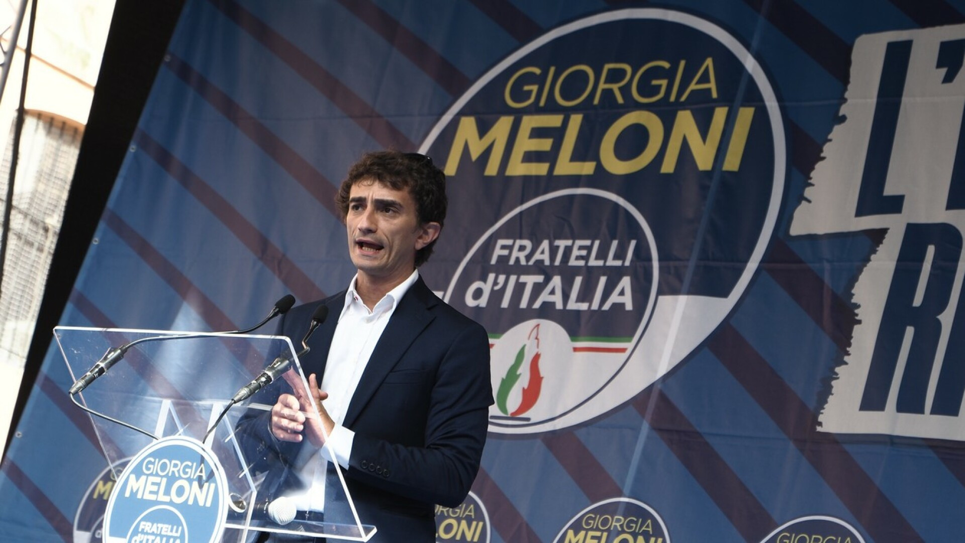 Scandal în Italia. Un deputat care a fost fotografiat cu svastica pe braţ a fost numit în Guvern