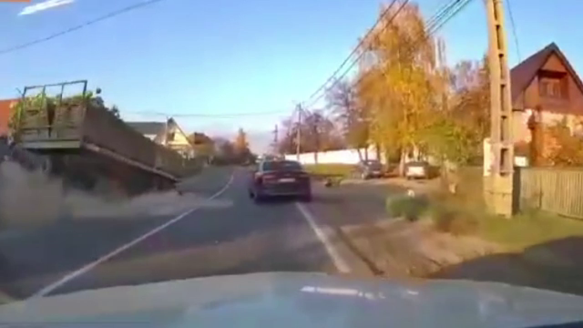 Momentul în care un TIR lovește un tractor care transporta o remorcă plină cu varză. Șoferul din cabină a scăpat nevătămat