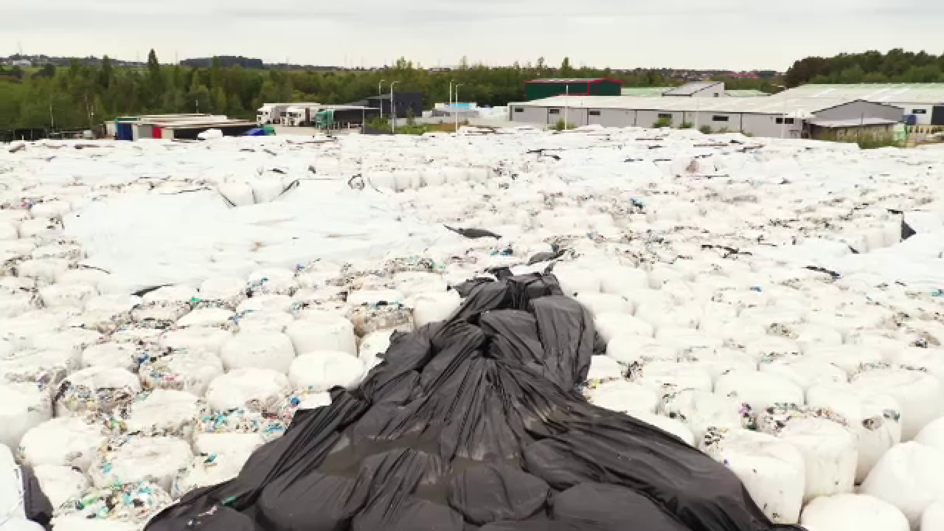 Cum a ajuns Maramureșul să fie sufocat de munți de gunoaie din cauza incompetenței autorităților