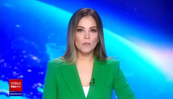 Momentul în care un TIR lovește un tractor care transporta o remorcă plină cu varză. Șoferul din cabină a scăpat nevătămat