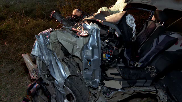 Accident cumplit, în Argeș. Un tânăr de 19 ani a murit pe loc, altul este în stare gravă. Nu a mai rămas nimic din mașină