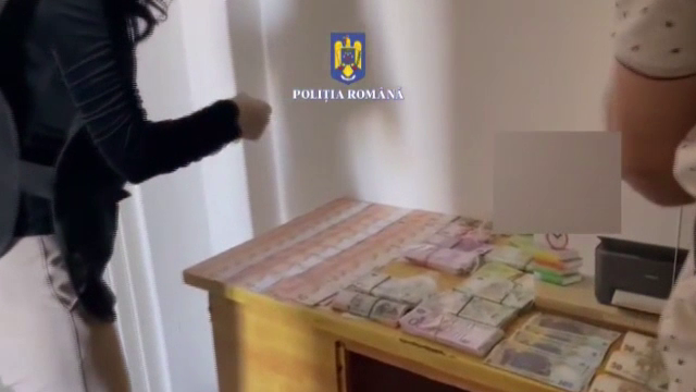 Suma de bani descoperită de polițiști, când au descins la o grupare care falsifica bancnote