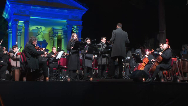 Sărbătoarea Luminației, celebrată cu un concert în Cluj-Napoca. Oamenii au adus flori pentru a-i comemora pe cei decedați