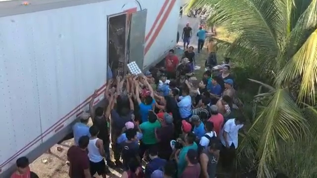 Sute de persoane s-au servit cu bere gratis după ce un camion s-a răsturnat pe o autostradă din Mexic