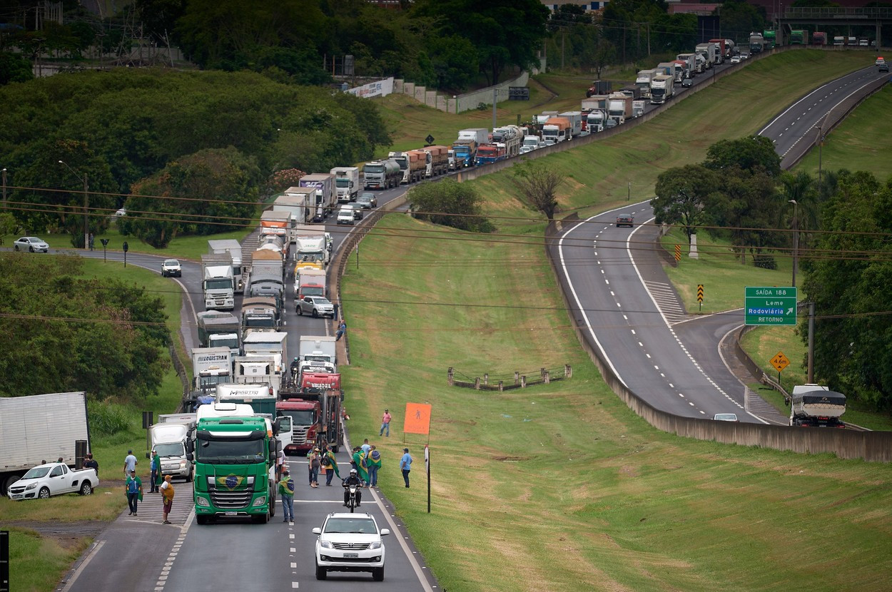 Haos în Brazilia. Șoferii de TIR au blocat șoselele, în semn de protest față de înfrângerea lui Bolsonaro. VIDEO