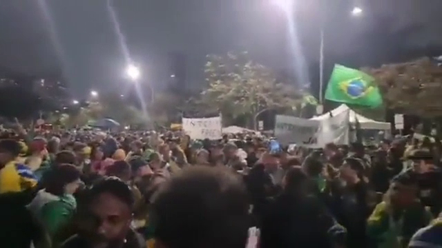 Mii de susținători ai președintelui brazilian Jair Bolsonaro au ieșit în stradă și acuză că alegerile au fost fraudate