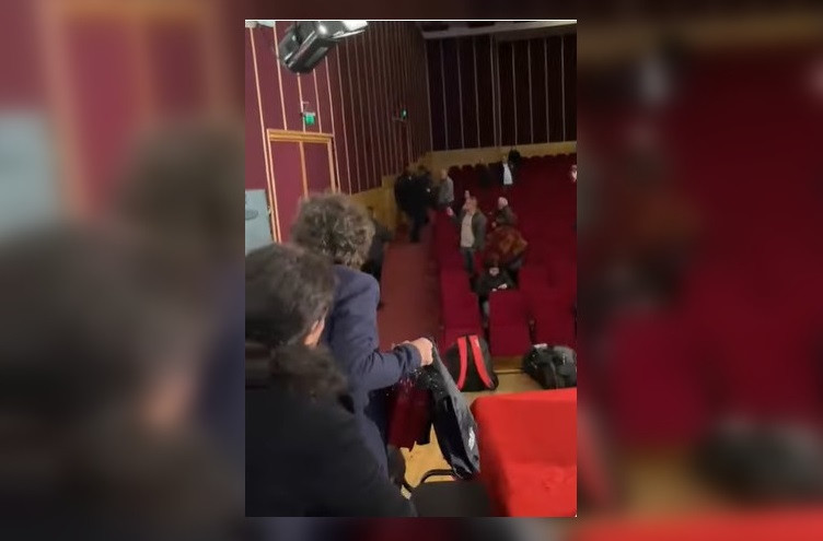 Bătaie la ședința Consiliului Local Făgăraș. Patru consilieri au ajuns la spital. VIDEO