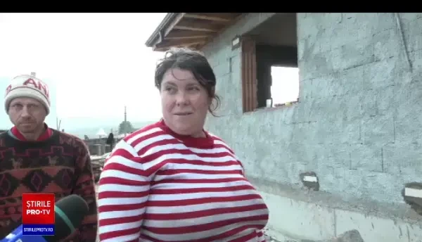 Cinci copii și părinții lor au rămas pe drumuri, după ce un incendiu violent le-a mistuit casa. Se cere ajutorul populației