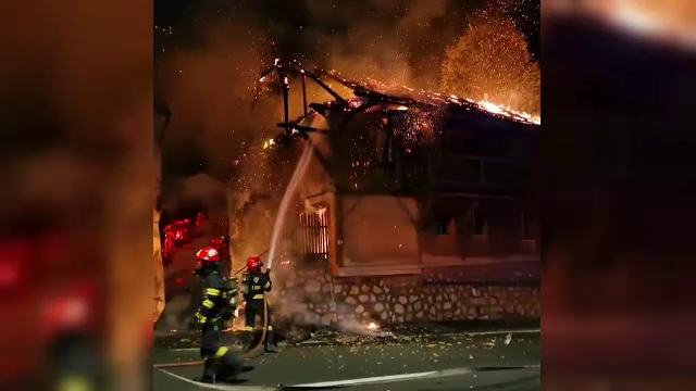 Incendiu uriaș între Brașov și Poiana Brașov, cu flăcări de 10 metri. O casă cu arhitectură deosebită a ars ca un chibrit