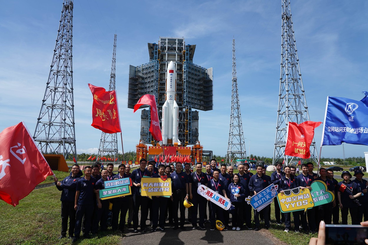 O rachetă cât o clădire de 10 etaje va cădea necontrolat pe Pământ. Care este probabilitatea să lovească o zonă populată