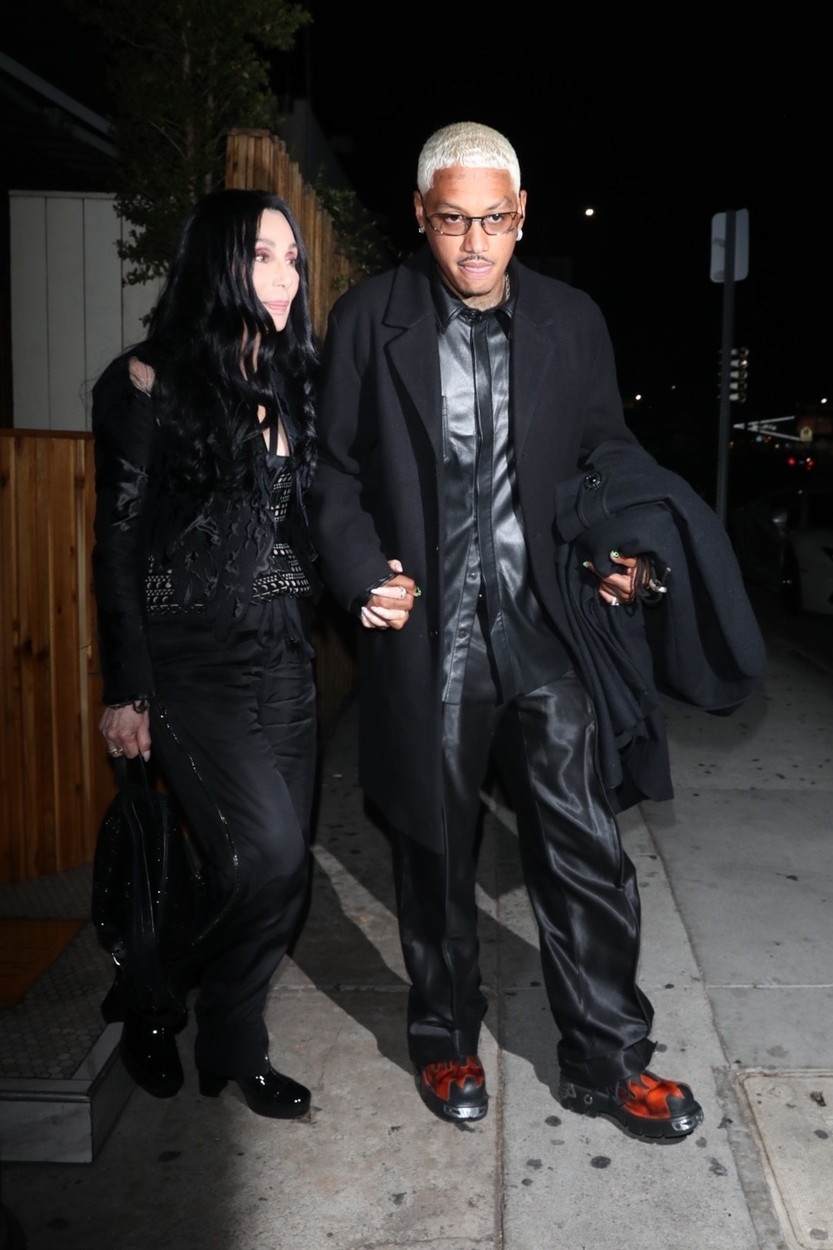 Cher este îndrăgostită din nou. Cine este iubitul în vârstă de 36 de ani GALERIE FOTO