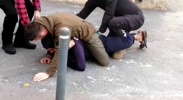 Un bărbat din București a amenințat cu un cuțit doi polițiști. Momentul în care este imobilizat VIDEO