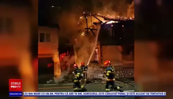 Incendiu uriaș între Brașov și Poiana Brașov, cu flăcări de 10 metri. O casă cu arhitectură deosebită a ars ca un chibrit