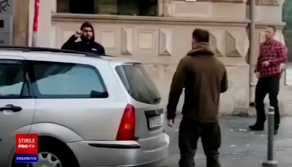 Un bărbat din București a amenințat cu un cuțit doi polițiști. Momentul în care este imobilizat VIDEO