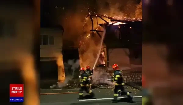 Incendiu uriaș între Brașov și Poiana Brașov, cu flăcări de 10 metri. O casă cu arhitectură deosebită a ars ca un chibrit