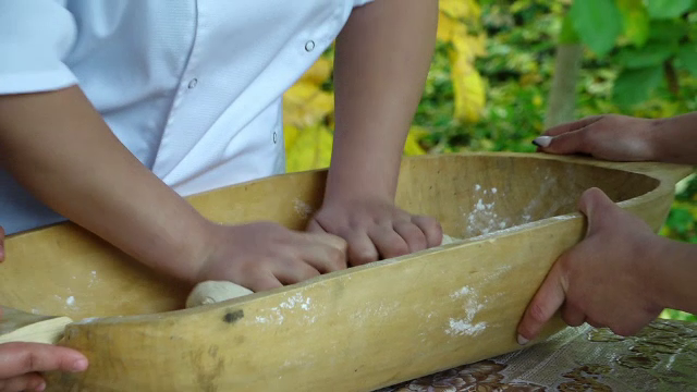 Elevii unei școli de meserii din Baia Mare au învățat rețete vechi maramureșene de la experții unor muzee