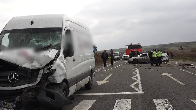 Accident cu trei mașini în județul Mureș. Trei persoane au ajuns la spital cu răni grave