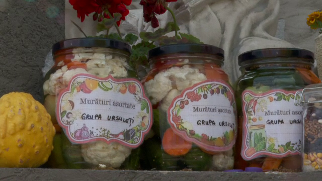 Sărbătoarea recoltei, celebrată la o grădiniță din Bistrița. Copiii au învățat să pună murături la borcan