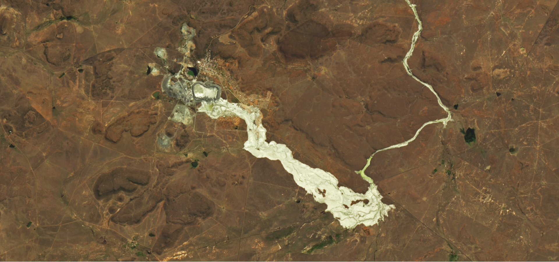 VIDEO. Un dezastru de mediu la o mină de diamante din Africa de Sud este atât de mare încât se vede ca un râu ”de aur”