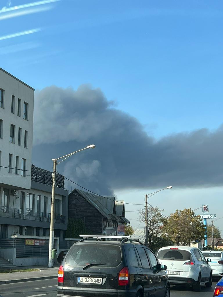 Incendiul major de lângă București, de la un centru de colectare deșeuri, a fost stins după o zi
