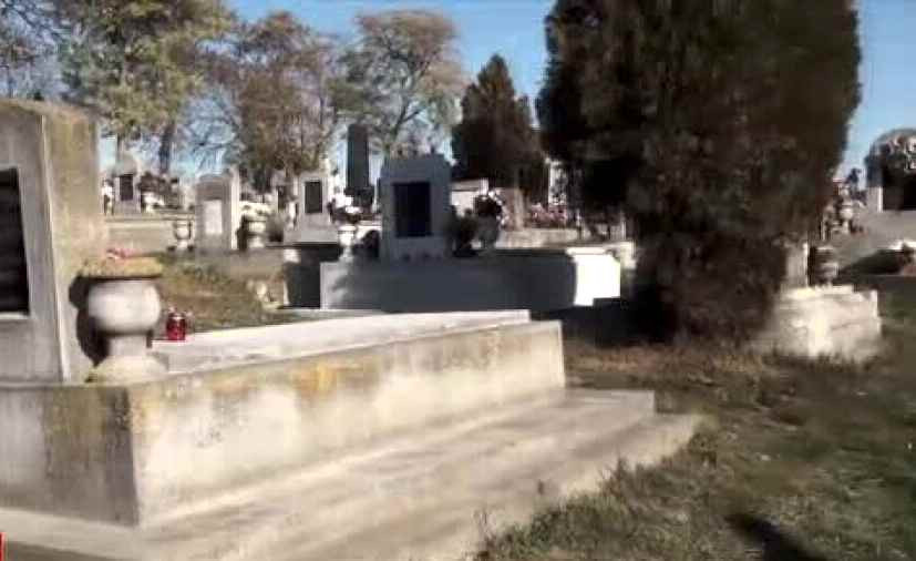 Morminte vopsite în portocaliu, într-un cimitir din Alba. Motivul e absolut uluitor. S-a deschis dosar penal