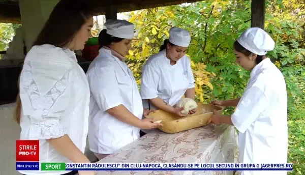 Elevii unei școli de meserii din Baia Mare au învățat rețete vechi maramureșene de la experții unor muzee