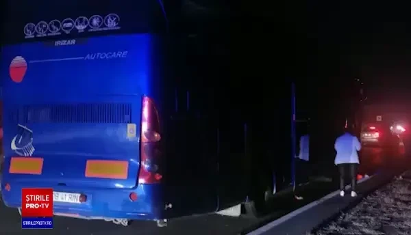 Accident grav pe DN1: Un autocar cu 48 de pasageri, 43 fiind copii, a lovit un taur