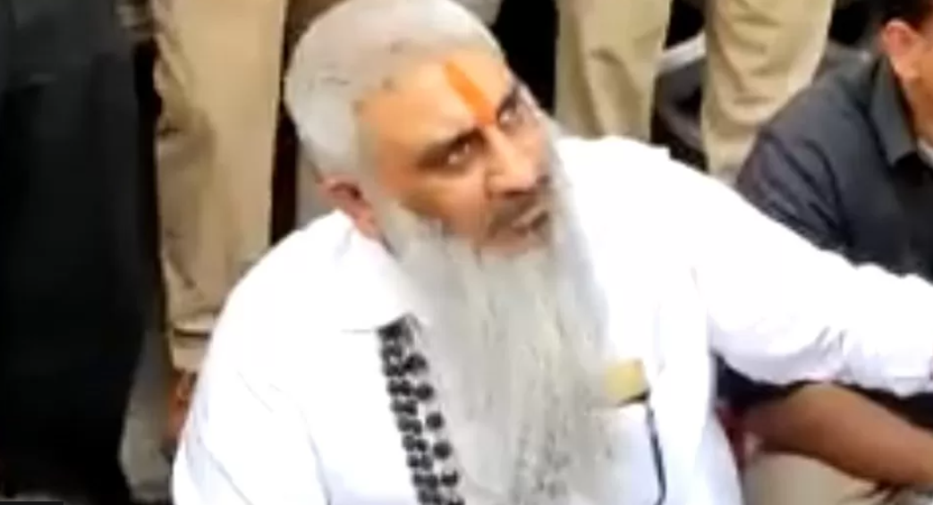 Un lider religios radical a fost ucis în India, chiar în timp ce protesta într-un loc sfânt