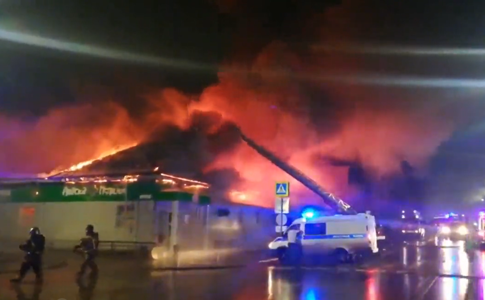 Cincisprezece persoane au murit într-un incendiu uriaș produs într-un club de noapte din Rusia. Poliția a arestat un suspect