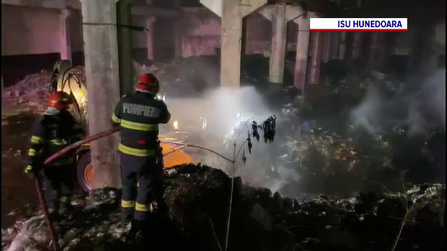 Incendiu la o hală de mase plastice din Vulcan, județul Hunedoara, lichidat după mai bine de două ore