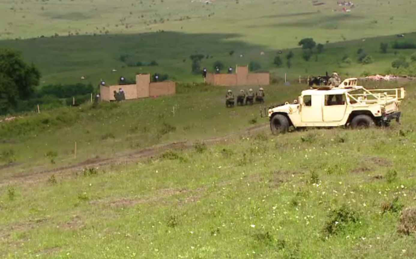 Exercițiu cu blindate în poligonul de la Cincu. Participă și soldați americani