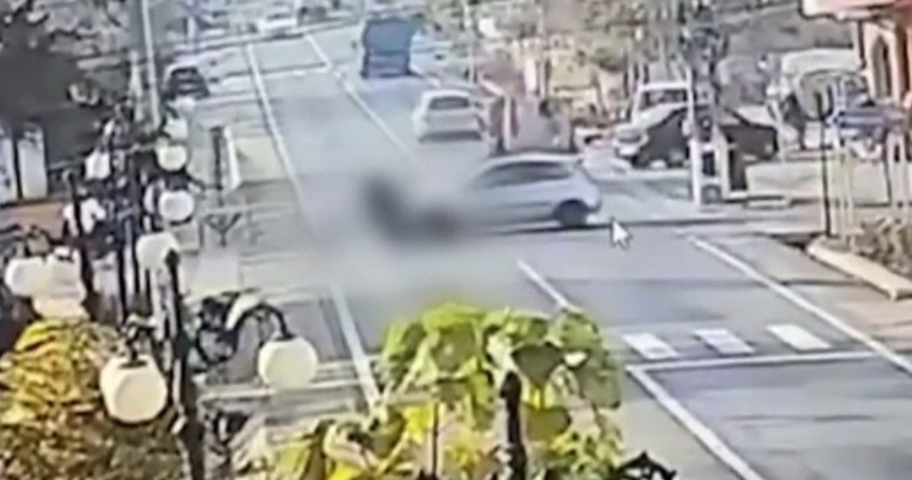 Un bătrân a fost lovit de o mașină într-o comună din Suceava. Momentul, surprins camerele de supraveghere