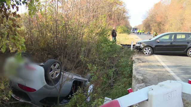 Accident în Dâmbovița: Un șofer care avea un copil în mașină a intrat într-o depășire periculoasă și s-a răsturnat în șanț