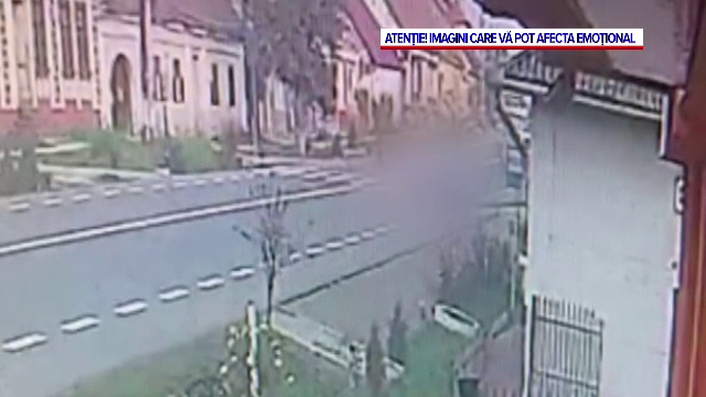 Momentul în care două copile, de 7 și 11 ani, sunt lovite pe o trecere de pietoni din Bistrița