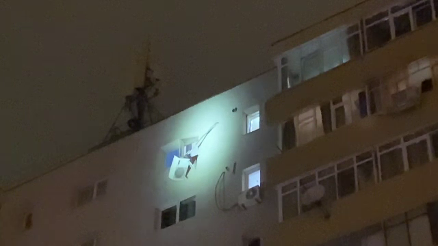 Un tânăr de 21 de ani s-a aruncat de la etajul 10 al unui bloc, chiar sub privirile tatălui său. De ce a recurs la acest gest