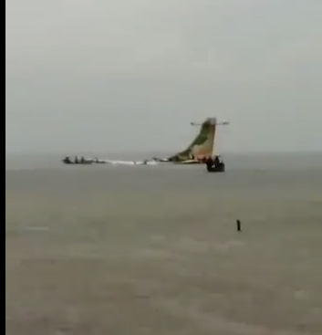 Un avion cu zeci de pasageri s-a prăbuşit într-un lac. Cel puțin 19 persoane au murit | VIDEO