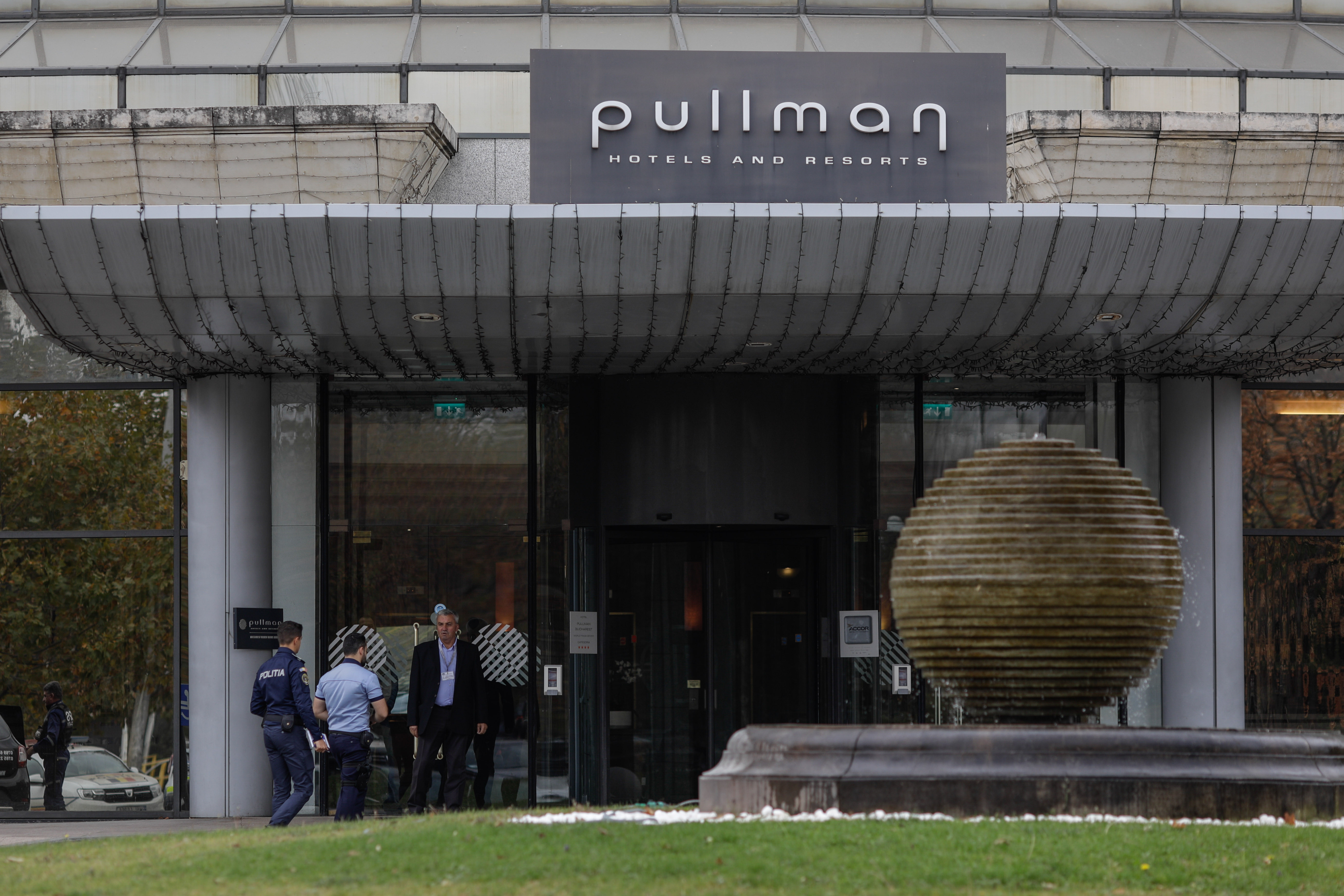 Militar francez găsit mort într-un hotel din București, înjunghiat cu o foarfecă în gât. Anchetatorii nu exclud o crimă