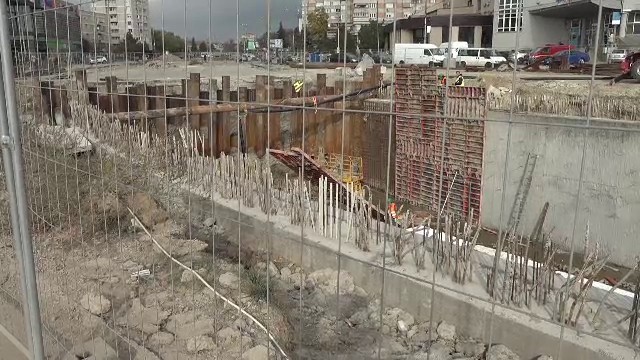 Presați de apropierea iernii, dar mai ales de prețurile materialelor, constructorii se grăbesc să termine lucrările