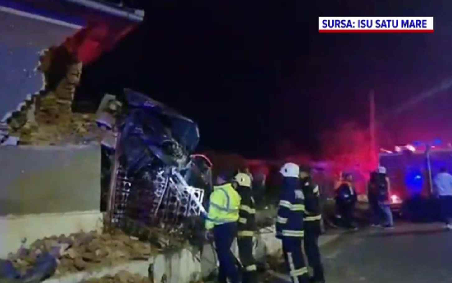 Un șofer s-a înfipt cu mașina într-o casă, în Satu Mare. A fost scos inconștient