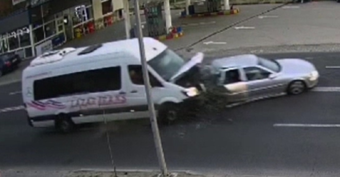 Accident grav în Făgăraș. Patru persoane, printre care și un copil de 1 an si 3 luni, au ajuns la spital