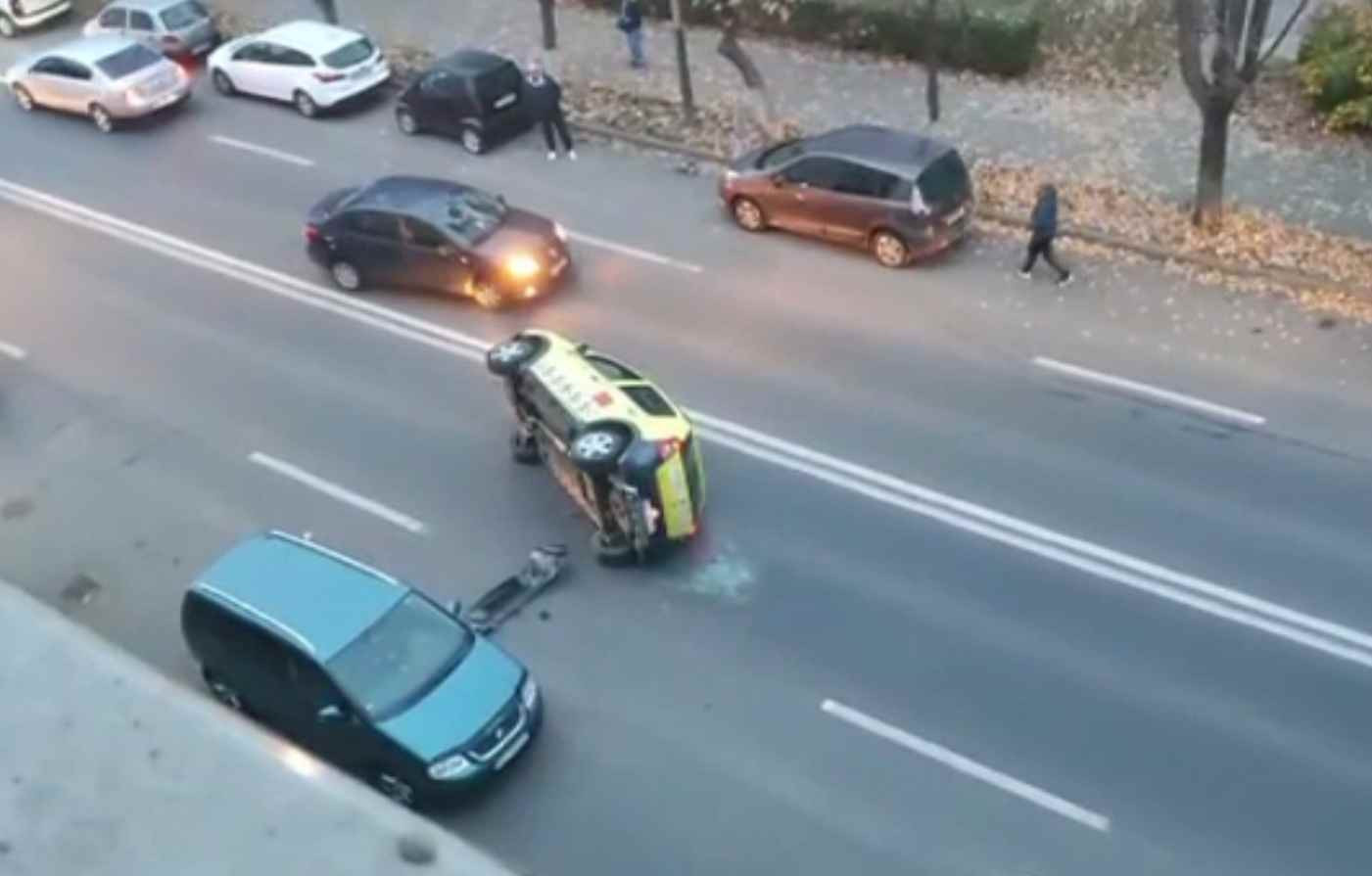 Un șofer de taxi s-a răsturnat cu mașina, la Bacău. Era atât de confuz încât nu mai știa dacă avea pasageri