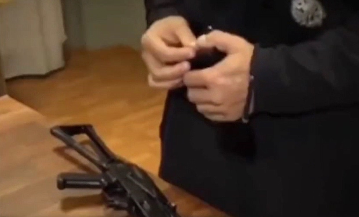 Un călugăr îi învață pe soldații ruși cum se încarcă un Kalașnikov. "Antihristul avansează împotriva sfântului popor rus"