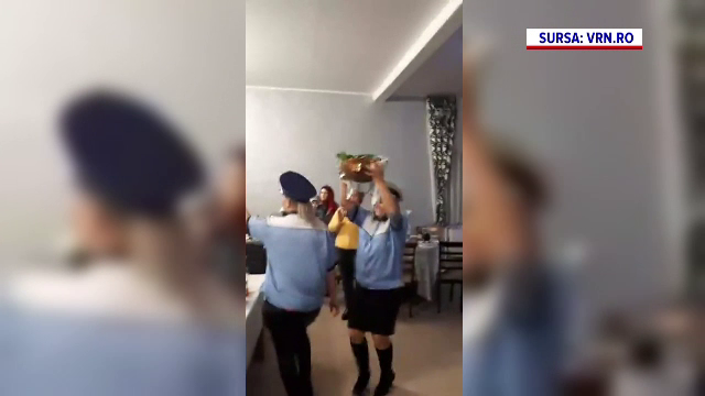 Infirmierele care s-au îmbrăcat în uniformă de polițist au fost identificate. S-a deschis dosar penal